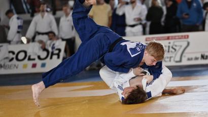 Bild: Jonas Löffler
Kilian Löffler (blaue Kampfkleidung) ist süddeutscher Judo-Meister in der Männerklasse.