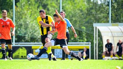 Bild: Schrems
Die SG Griesbach/Großkonreuth/Mähring blickt einem Schlagerspiel entgegen: Roman Baumgärtl (rechts) und seine Teamkollegen bekommen es bereits am Freitag mit dem Spitzenreiter aus Arzberg-Röthenbach zu tun.