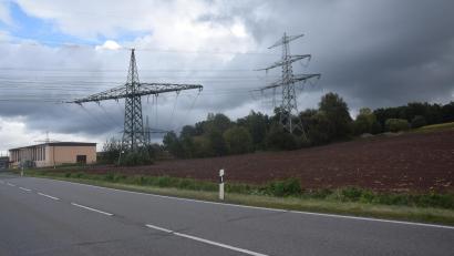 Bild: fz
Von Pirk her kommend zweigt an Umspannwerk die Straße nach Bechtsrieth ab. Davor auf dem Ackergelände ist die Batteriespeicheranlage beabsichtigt.