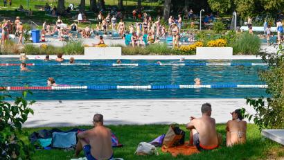 Archivbild: Petra Hartl
An einem heißen Juli-Sonntag waren über 3000 Besucher gleichzeitig im Waldbad – der besucherstärkste Tag in der Saison 2024.