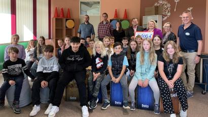 Bild: Krötensee-Mittelschule Sulzbach-Rosenberg
Gemeinsames Musizieren stärkt das Selbstbewusstsein: (hinten, von rechts) Peter Danninger (Rektor); Kathrin Schmidt (Sparkasse), Petra Pöhlmann (Sparkasse), Günther Koller (Zweiter Bürgermeister), Jessica Dorn (Klassenleitung), Johannes Mühldorfer (Leiter Percussion-Klasse), Christoph Utz (FAU Nürnberg/Erlangen).