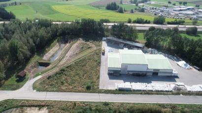 Bild: bey
Auf dem Grundstück links von dem bestehenden Gewerbebetrieb hätte die Flüchtlingsunterkunft in Containerbauweise errichtet werden sollen. Der Marktgemeinderat Waidhaus hat das gemeindliche Einvernehmen zum Bauantrag einstimmig abgelehnt.