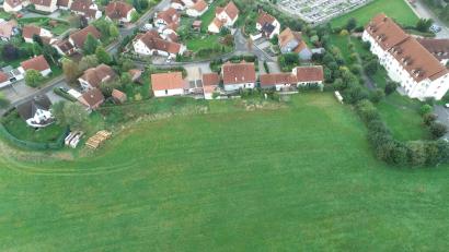 Bild: bey
Auf der noch vorhandenen Grünfläche unterhalb des Altenheimes (rechts) sollen Appartements für Senioren sowie für Menschen mit Behinderung entstehen. Zwischen den bestehende Häusern und deren Gärten ist eine Zufahrtsstraße vorgesehen.