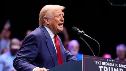 Bild: Evan Vucci/AP/dpa
Trump will nach der Präsidentschaftswahl im November wieder ins Weiße Haus einziehen. (Archivbild)