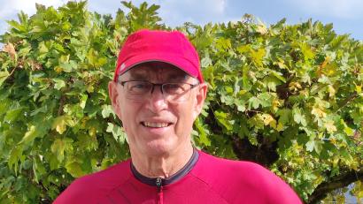 Bild: Resi Meier
Albert Hölzl mit dem Finisher-Trikot des "Öztal-Radmarathons".
