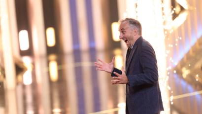 Bild: Rolf Vennenbernd/dpa
Jan Böhmermann ist begeistert - er gewinnt den Deutschen Fernsehpreis.