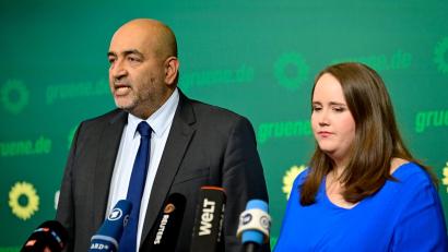 Bild: Fabian Sommer/dpa
Sie machen Platz für einen Neustart: Omid Nouripour und Ricarda Lang, die Co-Vorsitzenden der Grünen.