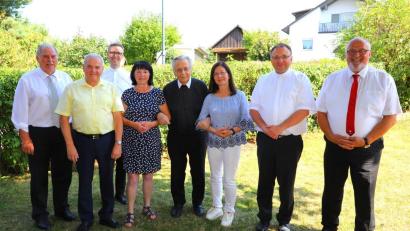 Bild: Alfred Geitner/exb
Pfarrer Alois Albersdörfer (Fünfter von links) feierte 90. Geburtstag. Dazu gratulierten Albert Sollfrank (von links), Günter, Thomas und Therese Kopp, Christine Sollfrank, Pfarrer Markus Bruckner und der Ammerthaler Bürgermeister Anton Peter.