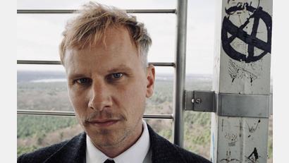 Bild: Lars Dreiucker/exb
Schauspieler Robert Stadlober liest, spielt und singt Kurt Tucholsky in Sulzbach-Rosenberg.