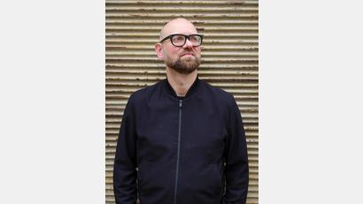 Bild: Christian Jungeblodt/exb
Schriftsteller Markus Ostermair ist der erste Gast in der neuen "Tinte & Terz"-Auflage mit Nora Gomringer im Stadttheater Amberg.