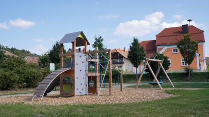 Bild:  Steinwald-Allianz/exb
Am Platz vor dem ehemaligen Schulhaus in Grötschenreuth wurde ein Spielplatz nach den Plänen der Dorf-gemeinschaft gebaut.