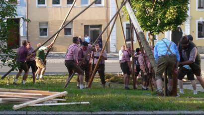 Archivbild: rn
Das Aufstellen des Kirwabaums wird stets zu einem Zuschauerspektakel. Auch in diesem Jahr müssen die Männer hier wieder Muskelkraft beweisen.