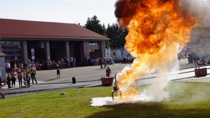 Bild: bkr
Der Versuch, einen Fettbrand mit Wasser zu löschen, hat schlimme Folgen, wie hier demonstriert wurde.