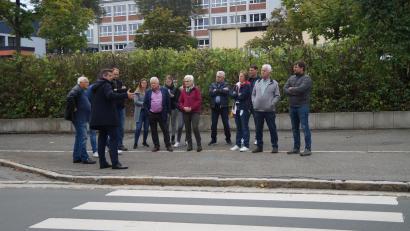 Bild: wel
Der Bauausschuss besichtigt zusammen mit Seniorenbeauftragtem Reinhold Malzer (links) und Bauamtsleiter Stefan Pronold (dritter von links) den Übergang bei der Schule, dessen Bordsteinkanten nicht barrierefrei sind