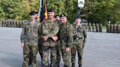 Bild: bnr
Brigadekommandeur Oberst Axel Hardt (Mitte) entbindet Oberstleutnant Marek Krüger (rechts) von seiner Aufgabe als Bataillonskommandeur und überträgt das Kommando über das Panzerbataillon 104 an Oberstleutnant Sascha Uyanik (links).