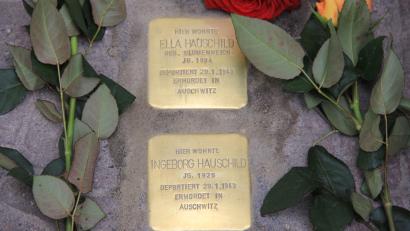 Archivbild: njn
Vor dem Anwesen Mommsenstraße 20 in Berlin erinnern seit 2014 zwei Stolpersteine an Ella Hauschild und Tochter Ingeborg. Zu der Erbendorfer Familie gehörten auch Vater Max Hauschild und Sohn Horst. Letzterer wird 1938 von der Gestapo verhaftet, später wieder freigelassen. Er geht nach England. Nach dem Tod des Ehemanns geht Ella mit Tochter Ingeborg nach Berlin. Die beiden Frauen werden 1943 nach Auschwitz deportiert – sie kehren nicht mehr zurück.