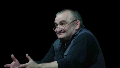 Bild: Dr. Christian Pachl/exb
Sigi Zimmerschied liest und spielt aus seinem Stück Weissen.