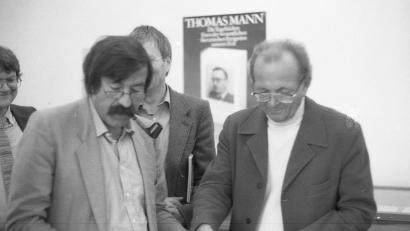 Bild: Archiv Heimbucher
Im Literaturarchiv traf Oswald Heimbucher auch mit Günter Grass zusammen - hier ein Bild vermutlich von 1980.
