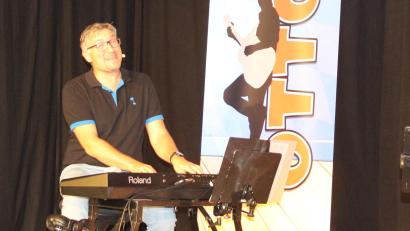 Bild: nis
Stefan Otto begeistert mit seinem Programm das Publikum in Tiefenbach.
