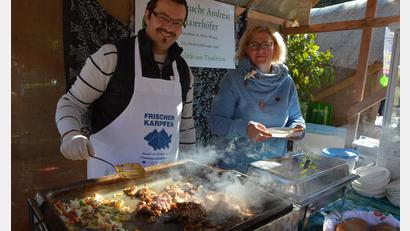 Archivbild: jr
Spezialitäten vom heimischen Fisch kommen am Sonntag wieder für viele Besucher der Erlebniswochen auf den Teller. Andreas und Stefanie Maierhöfer aus Kornthan bereiten hier bei einer früheren Veranstaltung Portionen vor.