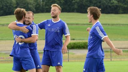 Archivbild: ham
Spielertrainer Sebastian Ring (Zweiter von links) und der SV Diendorf treffen am Samstag im Kellerduell der Kreisliga West auf die SG Pertolzhofen/Niedermurach. Beide stehen derzeit unten drin und müssten dringend punkten.