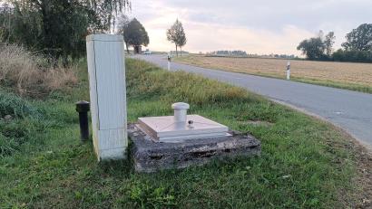 Bild: szl
Der Druckregelschacht in Matzersreuth wird am bestehenden Standort komplett erneuert. Neben dem Schacht samt Pumpwerk wird vor allem der obere Teil neu: Es wird eine Treppe mit Dach und Einhausung zum Schacht geben.
