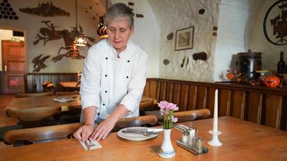 Bild: scm
Die Wirtin Anita Lindner deckt den Tisch im "Ratskeller" in Weiden. Bis die Umbaumaßnahmen beginnen, hat sie im Wirtshaus weiter das Kommando.