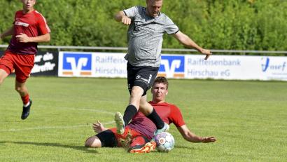 Archivbild: Hubert Ziegler
Gefahr von hinten: Hirschaus Maximilian Rumpler (rechts) versucht Benedikt Herbrich von SF Ursulapoppenricht zu stoppen. Der TuS /WE Hirschau kletterte in der Kreisliga Süd auf Platz vier und hat – bei einem Spiel weniger – sechs Punkte Rückstand auf Upo und acht auf Spitzenreiter 1. FC Rieden.