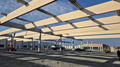 Bild: Lowak
Die Firma Volante baut im Gewerbepark Neuhaus direkt im Anschluss an das Logistikzentrum von Rabe Bike eine neue Fertigungshalle mit knapp 10.000 Quadratmetern Fläche.