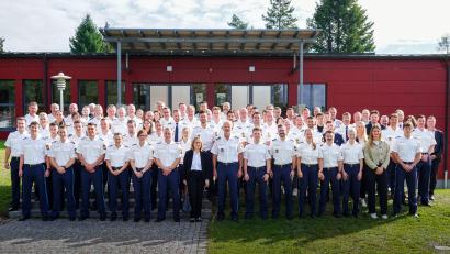 Bild: Polizeipräsidium Oberpfalz/nh/exb
Polizeipräsident Thomas Schöniger (vorne, Achter von rechts) mit den Neuzugängen des Polizeipräsidiums Oberpfalz.