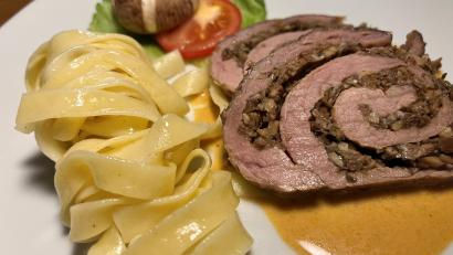 Bild: Michael Schiffer
Zum gefüllten Kalbsrollbraten schmecken Bandnudeln.