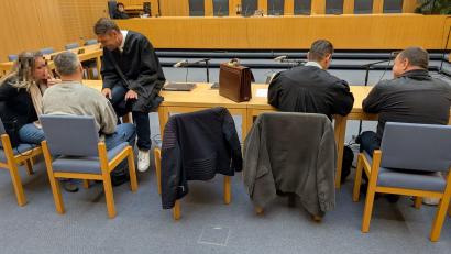 Bild: Wolfgang Würth
Die beiden Angeklagten mit einer Dolmetscherin und den Verteidigern Rouven Colbatz (Dritter von links) und Matthais Haberl (Zweiter von rechts)..