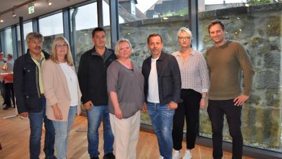 Bild: rgr
Das neu gestaltete neue Foyer im Museum ist schön geworden. Darüber sind sich alle einig: Thomas Mayer (von links), Dritte Bürgermeisterin Anita Heßler, Hans Rettinger, Angela Biersack, Architekt Reinhold Krausch, Christine Meinl und Kulturmanager Pirmin Balk.