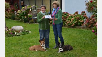 Bild: dob
700 Euro aus dem Verkauf von wertvollen Nachlässen zweier Tierliebhaber übergibt Christa Wildenauer (links) an Dagmar Heine, die das Geld persönlich zum Tierheim nach Weiden bringt.