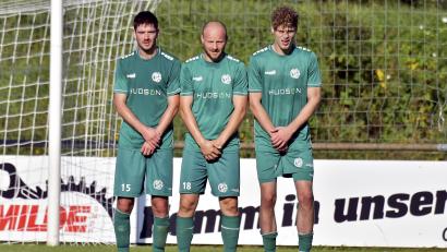 Bild: Hubert Ziegler
Selbst diese Abwehrmauer der DJK Gebenbach mit Johannes Scherm, Friedrich Lieder und Drazen Misic (von links) konnte zuletzt das 0:3 für Fortuna Regensburg bei der 1:5-Niederlage nicht verhindern. In Eltersdorf muss die Gebenbacher Defensive grundsätzlich besser stehen als zuletzt – sonst droht die nächste Niederlage.