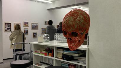 Bild: dus
Der Rote Faden des Schädels: Eine Verbindung von Anatomie und Kunst im 3D-Druck.