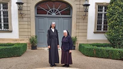 Bild: Schulschwestern Auerbach
Schwester Helena Bosse und Schwester Brigitte Hintermaier (von links) vor dem Erzbischöflichen Palais in Bamberg, in dem sie ab Oktober wohnen und arbeiten werden.