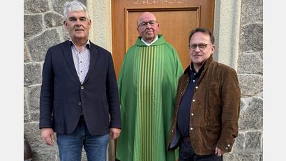 Bild: dob
Dekan Alexander Hösl (rechts) freut sich, Unterstützung durch den Ruhestandsgeistlichen Pfarrer Wilhelm Bauer (Mitte) zu bekommen, der nun wieder ins Elternhaus nach Altenstadt zieht. Sein Bruder Manfred Bauer (links) ist Pfarrgemeinderatssprecher in Vohenstrauß.