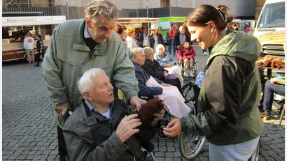 Bild: Daniela Donhauser
Am Bauermarkt waren zahlreiche Sinneseindrücke für die Bewohner/ innen des Marienheims geboten – hier Wolle von verschiedenen Tieren