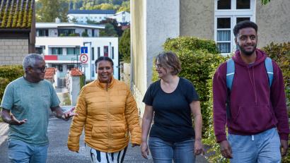 Bild: Stephan Huber
Anne Kucheler (Dritte von links) betreut im Auftrag der Caritas Asylsuchende in Amberg.