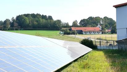 Bild: Portner
Weitere Solarmodule wird es auf den Wiesen zwischen dem Industriegebiet West und dem Dorf Hof nicht geben. Der Stadtrat stellte das Bauleitplanverfahren für das Sondergebiet „Freiflächenphotovoltaikanlage“ ein und billigte anschließend den Bebauungsplan-Vorentwurf für das neue Gewerbegebiet.