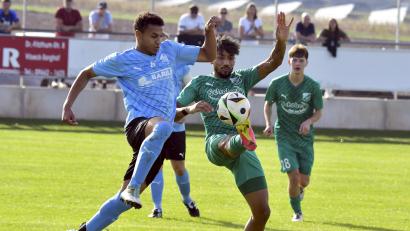 Bild: Hubert Ziegler
Gute Haltungsnoten verdienen sich in dieser Szene Keanu Schöneich (links) vom FV Vilseck und der zweifache Schlichter Torschütze Damion Perrin (rechts).. Nach der klaren 0:3-Niederlage im Derby nehmen die Vilsecker gegen den FC Wernberg einen neuen Anlauf für einen Sieg.