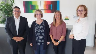 Bild: Michael Weiß/VG Wackersdorf/exb
Bei der Vorstellung des neuen Beratungsangebots: (von links) Bürgermeister Thomas Falter, MGH-Leiterin Stephanie Staudenmayer, Beauftragte für Chancengleichheit am Arbeitsmarkt im Jobcenter Schwandorf, Christine Feicht, und Geschäftsführerin des Jobcenters, Dominique Gottwald.