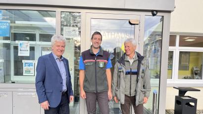 Bild: Katja Buchner/exb
Bürgermeister Robert Lindner (links) und stellvertretender Bereichsleiter Gerhard Hösl (rechts) begrüßen Forstamtsrat Johannes Hauke.