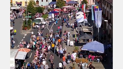 Bild: Stefanie Gradl
Zahlreiche Besucher lockt der Herbstmarkt in die Innenstadt von Vilseck.