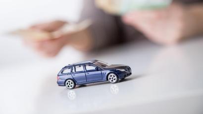 Symbolbild: Christin Klose/dpa
Autobesitzer müssen ab 2025 mehr für ihre Kfz-Versicherung ausgeben.