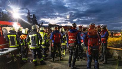 Bild: Roland Wellenhoefer
Bei der Stollenrettungs-Übung am Liebenstein-Speicher arbeiten Feuerwehr und Bergwacht Hand in Hand.
