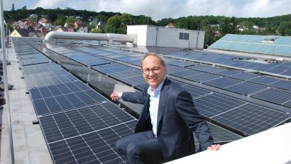 Bild: gsp
Es ist ein eindrucksvolles Beispiel von Nachhaltigkeit, das Markus Frauendorfer auf dem Dach seines Möbelhauses in Amberg installiert hat.