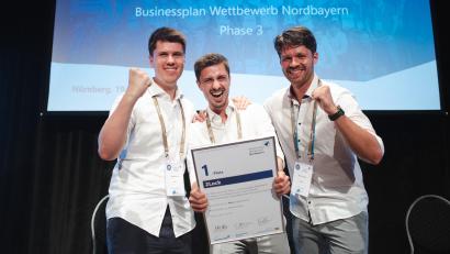Bild: Andreas Gebert
Simon Bäuml, Benedikt Bäuml und Martin Scherl freuen sich über den ersten Preis beim Business-Plan-Wettbewerb Nordbayern.