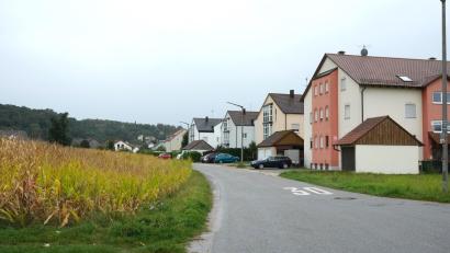 Bild: Hirsch
Gegenüber der Wohnbebauung in der Fröbelstraße in Krondorf plant die Stadt Schwandorf die mittlerweile 18. Kindertagesstätte. Das Problem: Das landwirtschaftlich genutzte Grundstück liegt in einem ausgewiesenen Überschwemmungsgebiet.